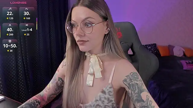 Snapshot of Marta_May_ chatting on November 15, 2025, 10:52 am Marta May online show from November 15, 2025, 10:52 am