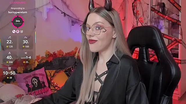 Snapshot of Marta_May_ chatting on October 28, 2025, 5:01 pm Marta May online show from October 28, 2025, 5:01 pm