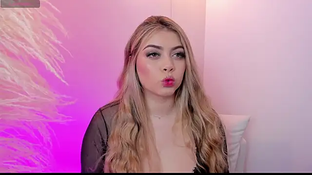 Snapshot of thaliafox_ chatting on February 19, 2025, 9:36 pm thaliafox  online show from February 19, 2025, 9:36 pm