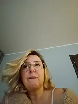 Snapshot of MariaRichi_ chatting on December 15, 2025, 7:36 am MariaRichi online show from December 15, 2025, 7:36 am