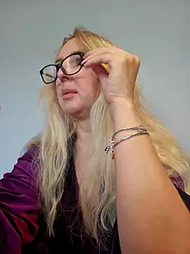 Snapshot of MariaRichi_ chatting on March 18, 2025, 7:22 am MariaRichi  online show from March 18, 2025, 7:22 am