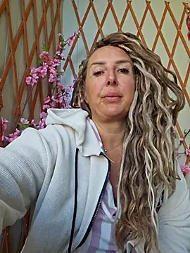 Snapshot of MariaRichi_ chatting on October 6, 2025, 6:25 am MariaRichi  online show from October 6, 2025, 6:25 am