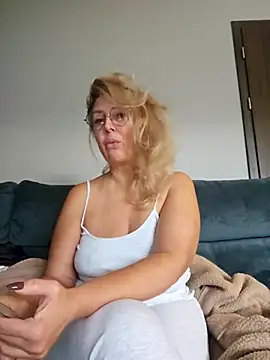 Snapshot of MariaRichi_ chatting on December 1, 2025, 7:42 am MariaRichi online show from December 1, 2025, 7:42 am