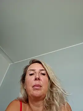 Snapshot of MariaRichi_ chatting on October 13, 2025, 7:32 am MariaRichi  online show from October 13, 2025, 7:32 am