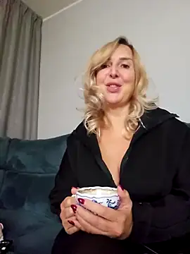 Snapshot of MariaRichi_ chatting on November 11, 2025, 8:53 am MariaRichi online show from November 11, 2025, 8:53 am