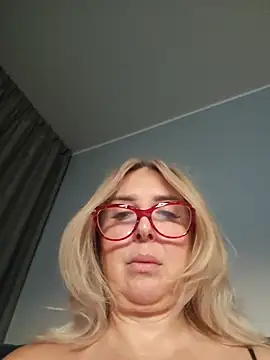 Snapshot of MariaRichi_ chatting on November 23, 2025, 6:45 am MariaRichi online show from November 23, 2025, 6:45 am