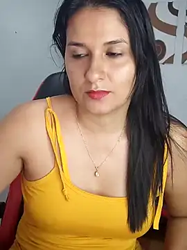 Snapshot of elena_jonees chatting on December 22, 2025, 8:09 pm elena jonees online show from December 22, 2025, 8:09 pm