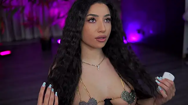 GinaValentinna online show from November 12, 2025, 8:01 pm