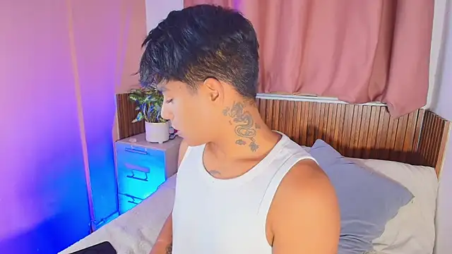 kiing azahell online show from April 10, 2026, 2:07 am