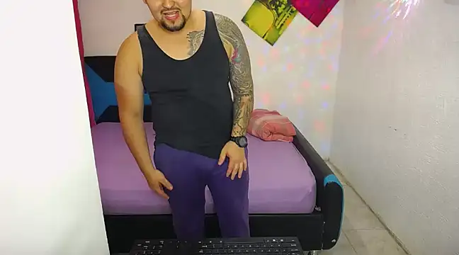 pitbullveryhot online show from March 11, 2025, 12:00 am