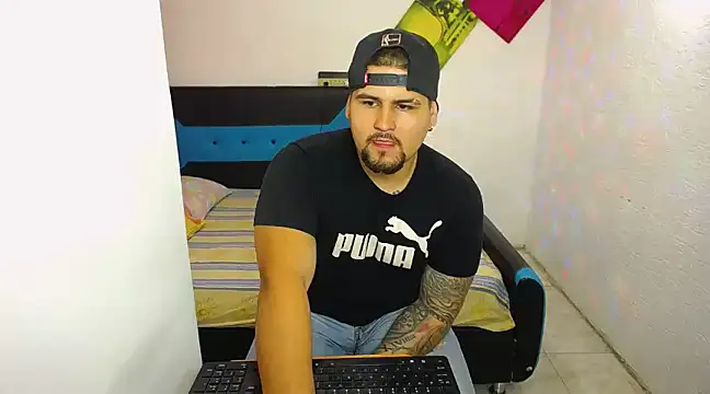 pitbullveryhot online show from March 18, 2025, 9:43 pm