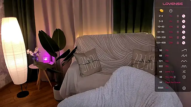 Snapshot of MilliBrown_ chatting on March 18, 2025, 8:39 am MilliBrown online show from March 18, 2025, 8:39 am