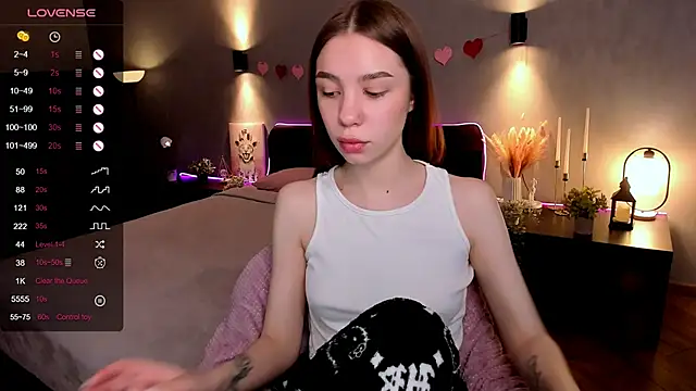 Snapshot of MilliBrown_ chatting on October 19, 2025, 6:05 am MilliBrown online show from October 19, 2025, 6:05 am