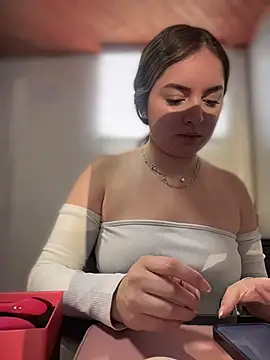 imlindapink online show from December 1, 2025, 3:35 pm