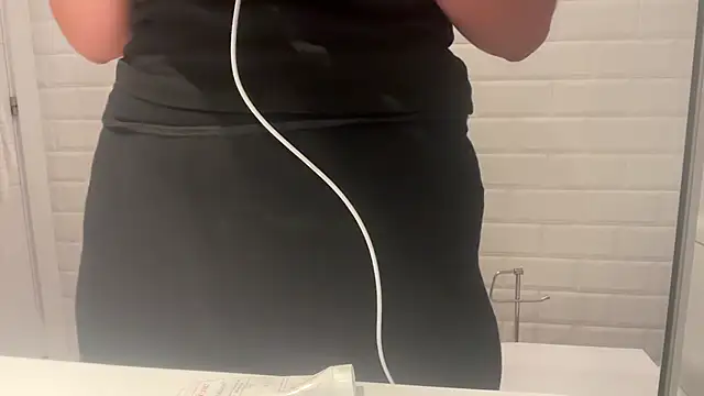 leaxoxo online show from December 6, 2024, 9:51 pm