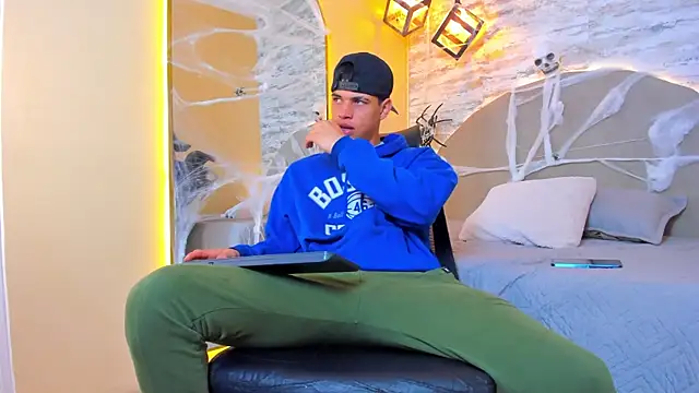 Snapshot of Benjamin_More chatting on October 21, 2025, 12:37 pm Benjamin More online show from October 21, 2025, 12:37 pm