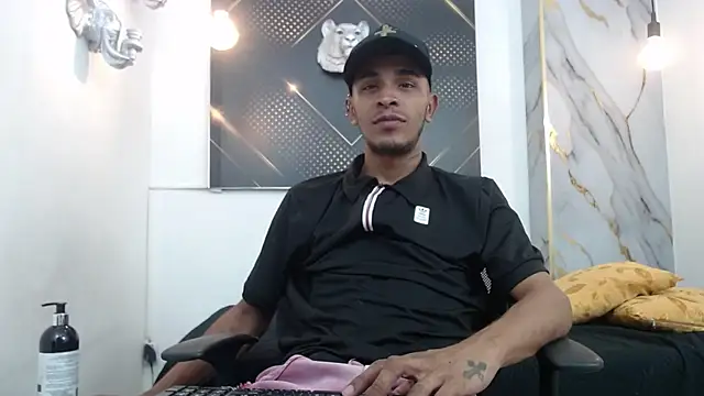 Snapshot of JordanAndAndrew chatting on January 5, 2026, 10:35 pm JordanAndAndrew online show from January 5, 2026, 10:35 pm