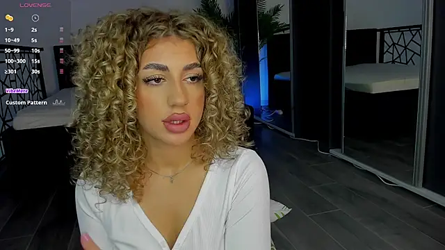 CurlyAnt0 online show from December 19, 2025, 8:38 am