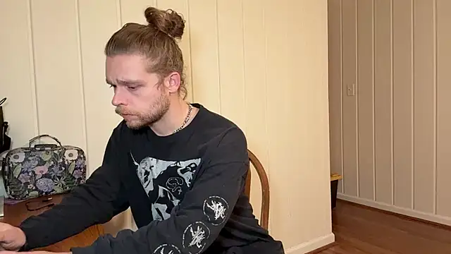 Snapshot of DaddydayDrinkzz chatting on December 5, 2025, 2:32 am DaddydayDrinkzz online show from December 5, 2025, 2:32 am