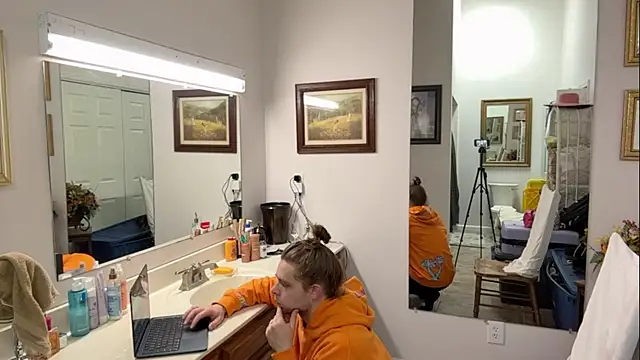 Snapshot of DaddydayDrinkzz chatting on February 15, 2025, 4:25 am DaddydayDrinkzz online show from February 15, 2025, 4:25 am