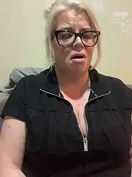 curvy-Ruby-Uk online show from February 28, 2025, 9:33 pm
