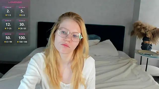 Esme Runn online show from April 10, 2026, 3:35 am