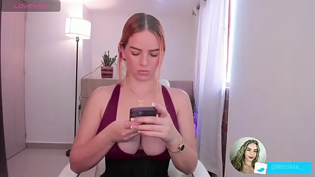 Snapshot of Niicoleta chatting on December 19, 2025, 6:54 pm Niicoleta online show from December 19, 2025, 6:54 pm