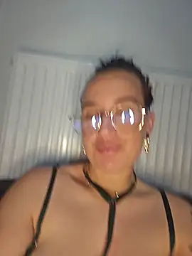 lindsay 33off online show from April 3, 2026, 8:10 am