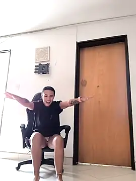 evafoxs online show from November 21, 2025, 2:27 pm