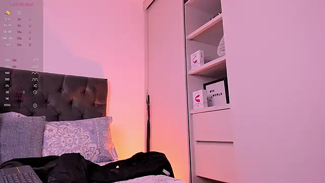 Snapshot of mia_world_ chatting on February 4, 2025, 10:02 pm mia world  online show from February 4, 2025, 10:02 pm