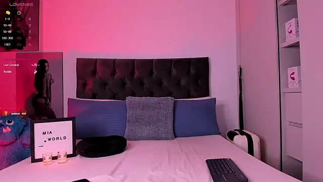 Snapshot of mia_world_ chatting on January 14, 2025, 2:50 am mia world  online show from January 14, 2025, 2:50 am