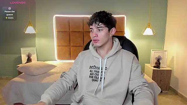 Snapshot of AlejooTwink chatting on November 17, 2025, 2:15 am AlejooTwink online show from November 17, 2025, 2:15 am