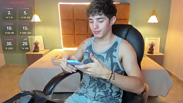 Snapshot of AlejooTwink chatting on November 11, 2025, 2:39 am AlejooTwink online show from November 11, 2025, 2:39 am