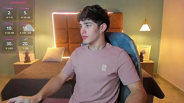 Snapshot of AlejooTwink chatting on November 5, 2025, 3:42 am AlejooTwink online show from November 5, 2025, 3:42 am