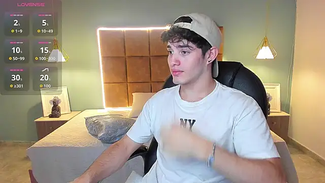 Snapshot of AlejooTwink chatting on November 13, 2025, 2:26 am AlejooTwink online show from November 13, 2025, 2:26 am