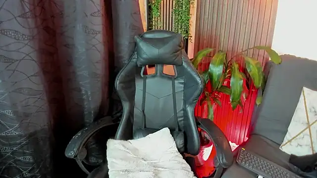 Layla 707 online show from December 1, 2025, 11:49 pm