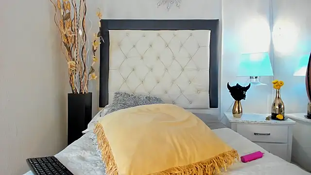 Snapshot of GaleHodge chatting on November 29, 2025, 1:11 pm GaleHodge online show from November 29, 2025, 1:11 pm