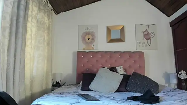 Snapshot of CelessteRedds chatting on November 26, 2025, 11:32 am CelessteRedds online show from November 26, 2025, 11:32 am