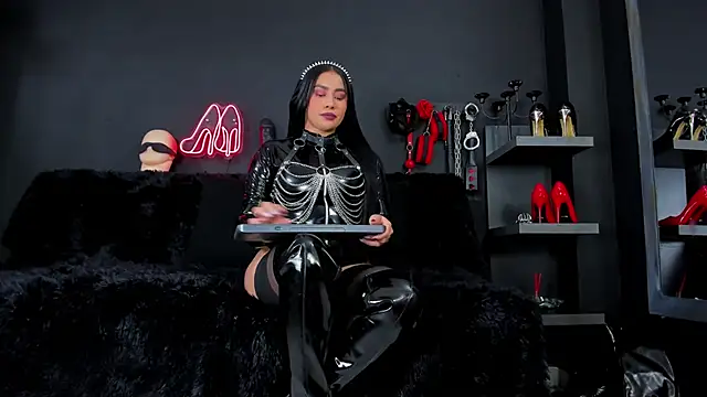 DelaneyStone online show from October 8, 2025, 8:53 pm