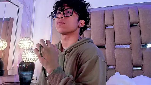 Snapshot of AkazaBoy_ chatting on March 4, 2026, 5:04 am AkazaBoy online show from March 4, 2026, 5:04 am