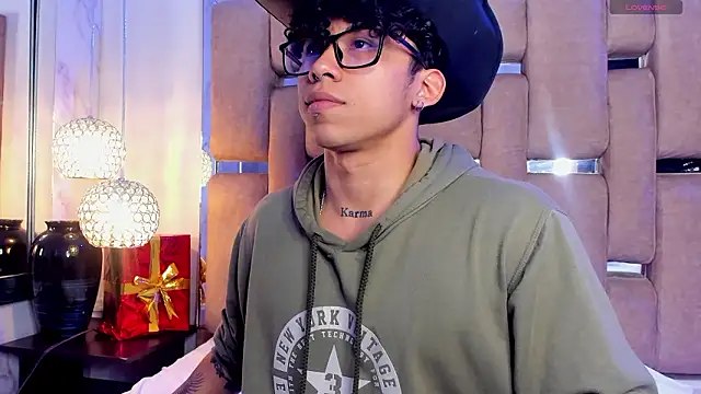 Snapshot of AkazaBoy_ chatting on February 25, 2026, 4:56 am AkazaBoy online show from February 25, 2026, 4:56 am