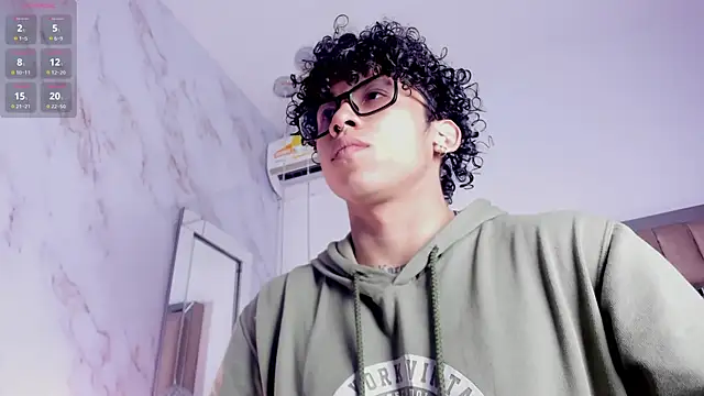 AkazaBoy  online show from April 30, 2026, 5:36 am