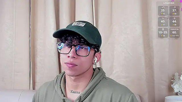 Snapshot of AkazaBoy_ chatting on March 2, 2026, 4:35 am AkazaBoy online show from March 2, 2026, 4:35 am