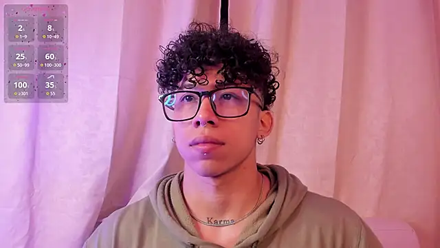 Snapshot of AkazaBoy_ chatting on December 5, 2025, 4:44 am AkazaBoy online show from December 5, 2025, 4:44 am