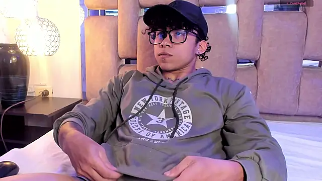 Snapshot of AkazaBoy_ chatting on February 23, 2026, 4:36 am AkazaBoy online show from February 23, 2026, 4:36 am