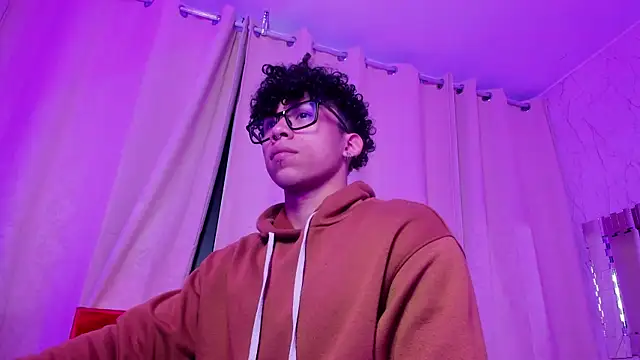 Snapshot of AkazaBoy_ chatting on December 18, 2025, 4:39 am AkazaBoy online show from December 18, 2025, 4:39 am