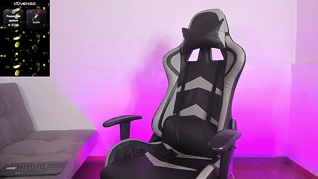 Snapshot of Aaron_Hunter_ chatting on November 21, 2025, 7:18 am Aaron Hunter online show from November 21, 2025, 7:18 am