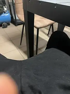 daubine46 online show from April 1, 2026, 1:41 pm