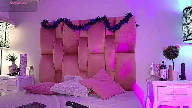 Snapshot of SweetBonniie chatting on November 3, 2025, 12:42 pm SweetBonniie online show from November 3, 2025, 12:42 pm