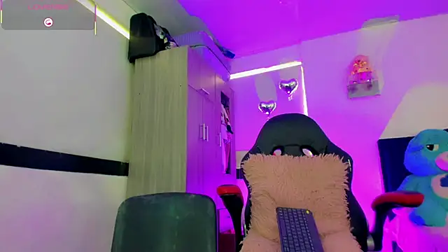 Hellen moons   online show from April 11, 2026, 7:06 pm